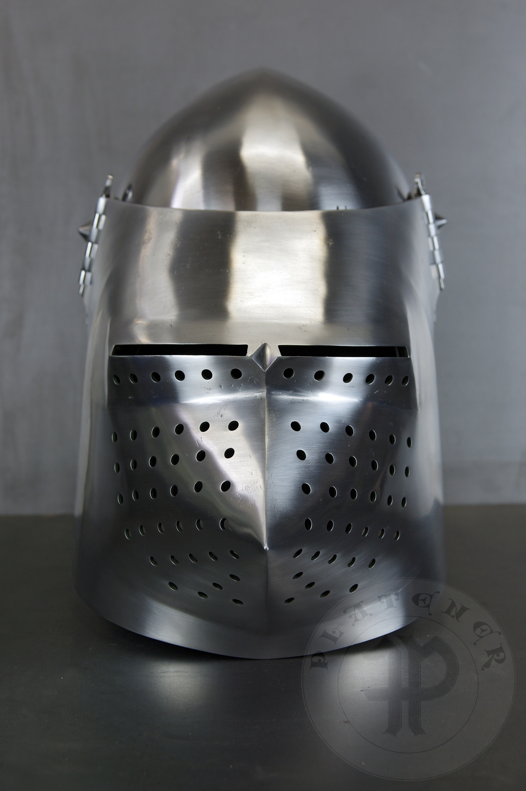 Visored bascinet based on example from Le Landeron in Switzerland, circa 1380-1400. Material: 2 mm steel with 0,3 % carbon. Heat treatment: hardened and tempered up to 34 HRC. Weight 4,090 kg / Przybica starszego typu tzw. psi pysk wzorowana na oryginale z Le Landeron w Szwajcarii, datowana na 1380-1400 rok. Materia: stal 2 mm o zawartoci wgla 0,3%. Hartowany i odpuszczany do 34 HRC. Waga 4,090 kg.
